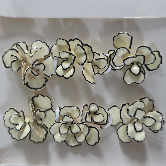 ZARA Contrast Flower Earrings - Picture 8 of 14